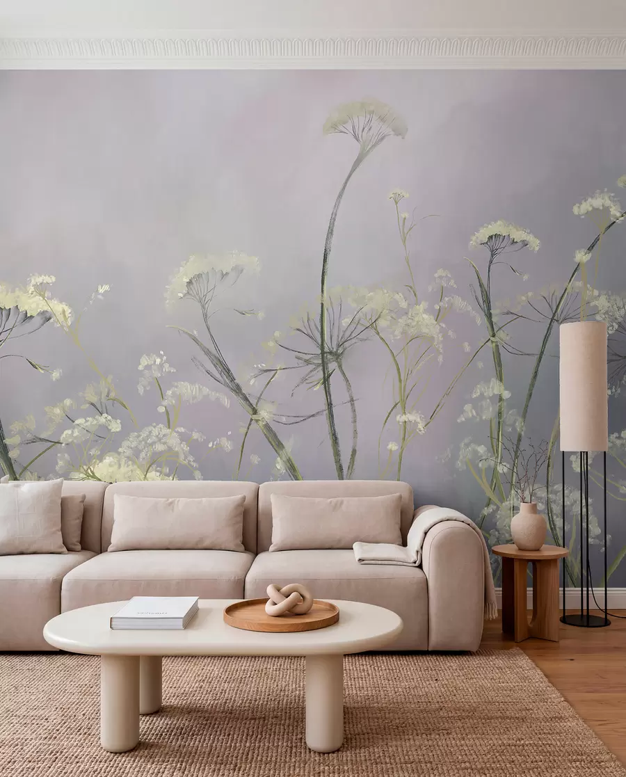 Fototapet Vita vilda blommor i ett dimmigt fält med mjuk, suddig grå bakgrund w00903