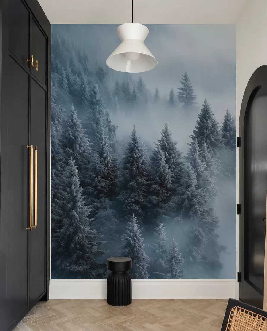 Fototapet Tjock dimma omsluter en snöig morgonskog i nyanser av blått w02064
