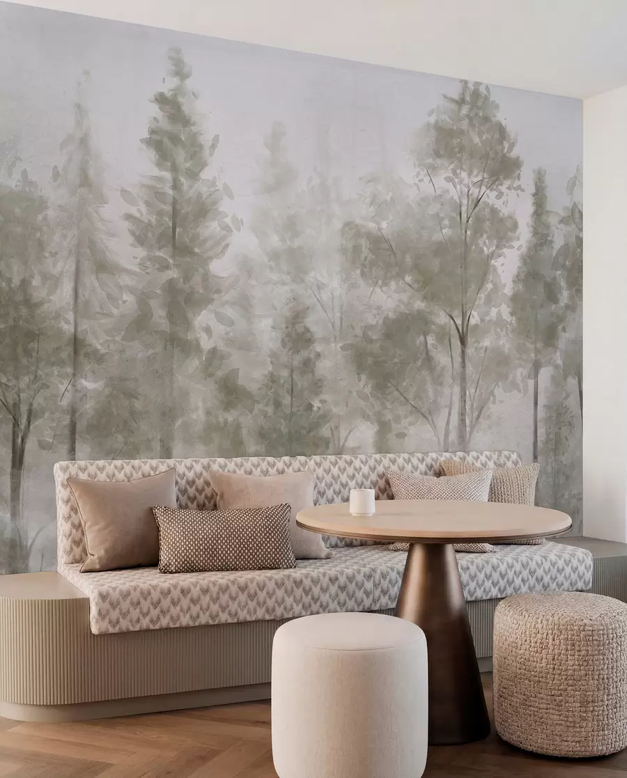 Fototapet Höga texturerade tallar i en dimmig skog, med en dimmig, disig atmosfär w08411