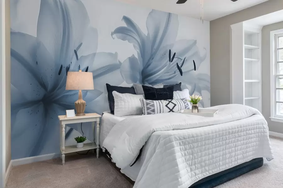 Fototapet Mjukfokuserad närbild av blå minimalistiska liljeblommor mot en ljus bakgrund w08586