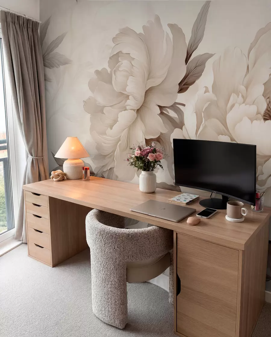 Fototapet Delikata pioner i krämiga beige toner, med raffinerade detaljer i kronblad och blad, vilket skapar en varm och sofistikerad atmosfär w02856v1