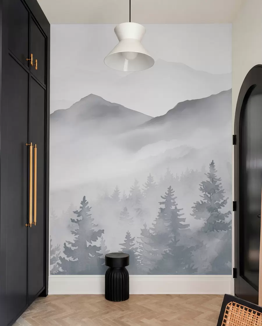 Fototapet Fridfullt bergslandskap med dimmiga skogar i mjuka grå och blå toner w08680