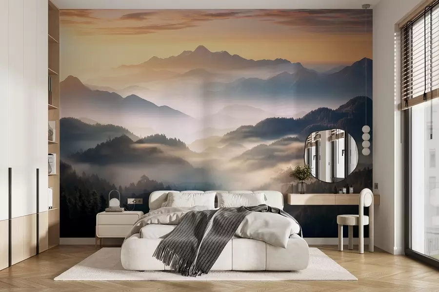 Fototapet Fridfullt bergslandskap i gryningen, med mjuk dimma som omsluter tallarna w08748