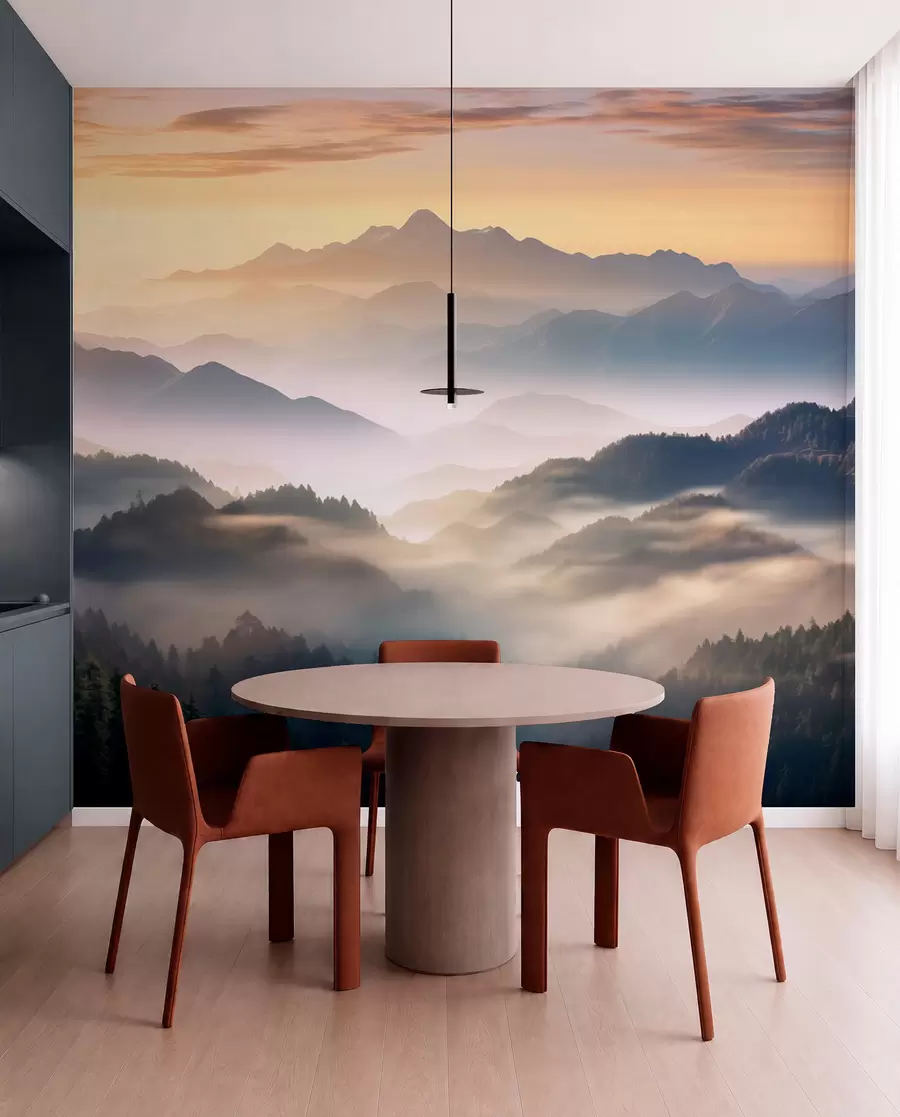 Fototapet Fridfullt bergslandskap i gryningen, med mjuk dimma som omsluter tallarna w08748