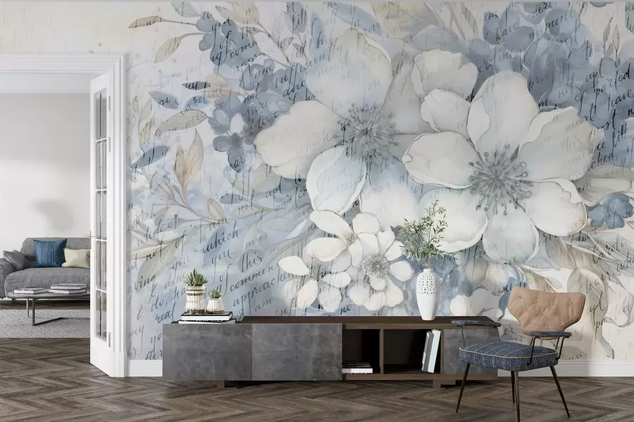 Fototapet En mjuk väggimitation med texturerade vita och blå blommor, mot en ljus bakgrund med svag handskriven text w08771