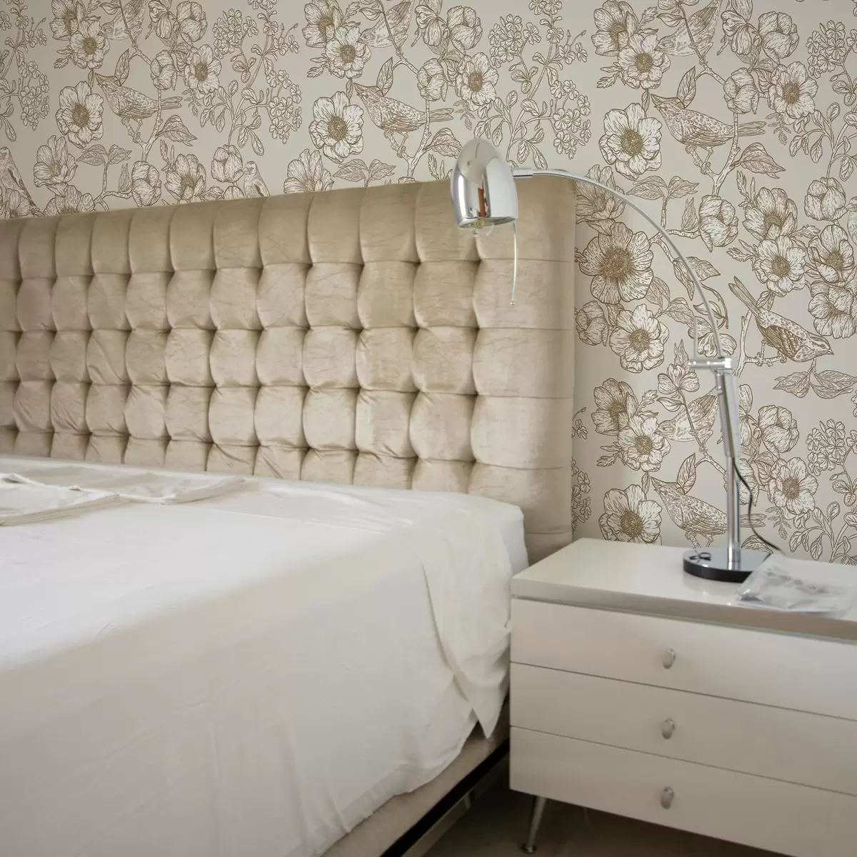 Bakgrund Målade fåglar på grenar och blommor a00017