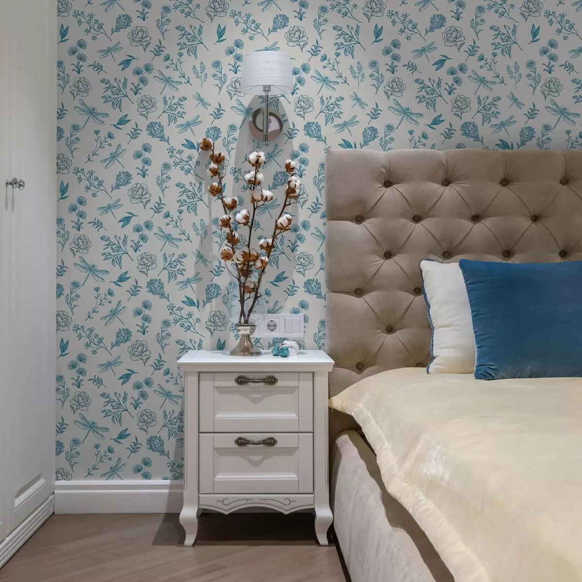 Bakgrund Blå blommor, blad och trollsländor på vit bakgrund a00025