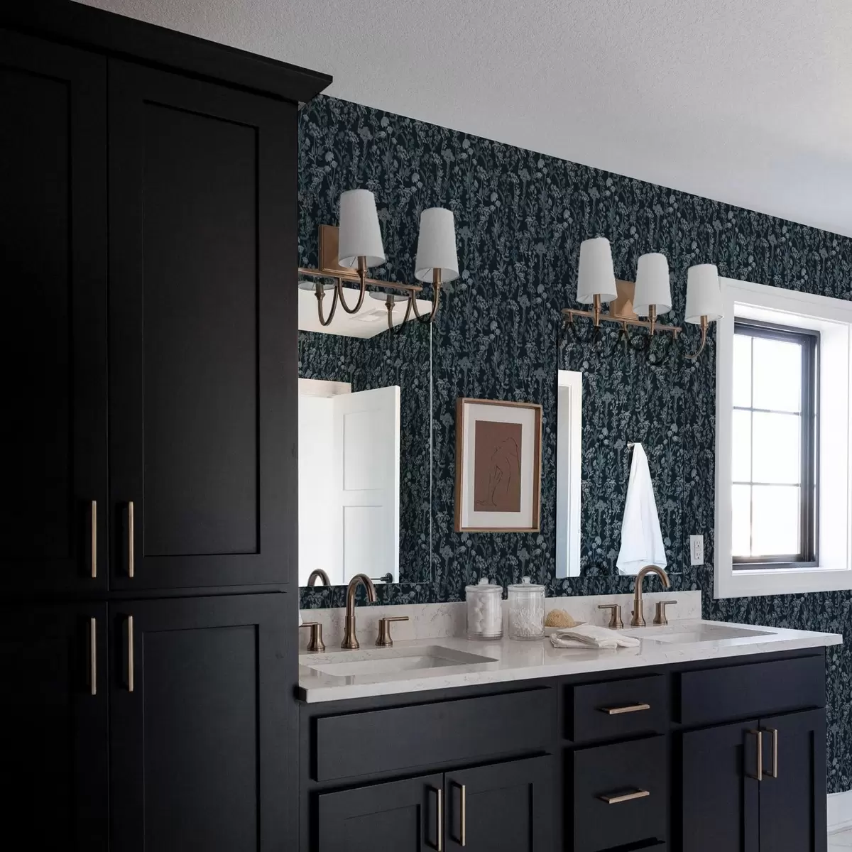 Bakgrund Vita och blå växter på en mörk bakgrund a00029