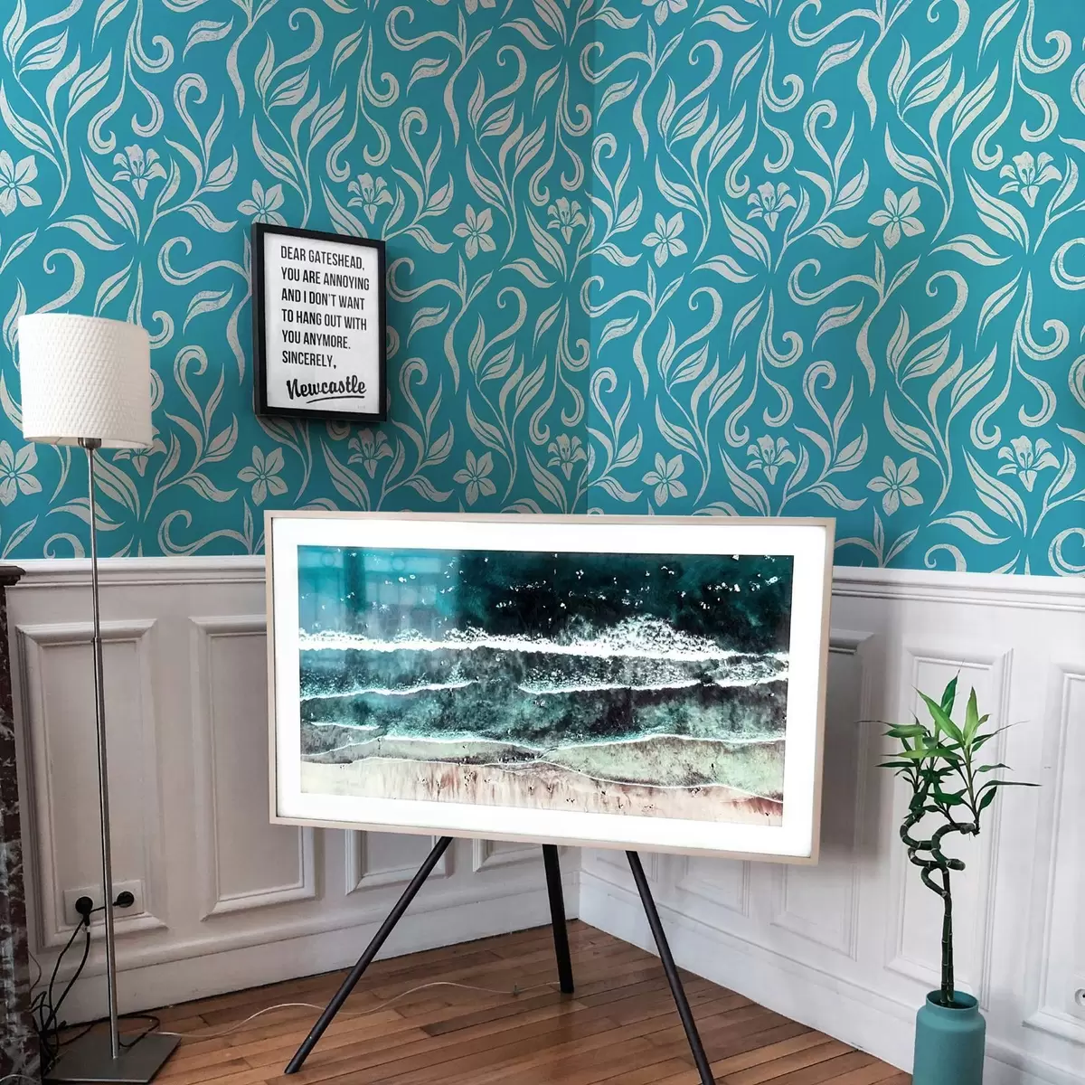 Bakgrund Vita blommor och blad med skav på blå bakgrund a00038