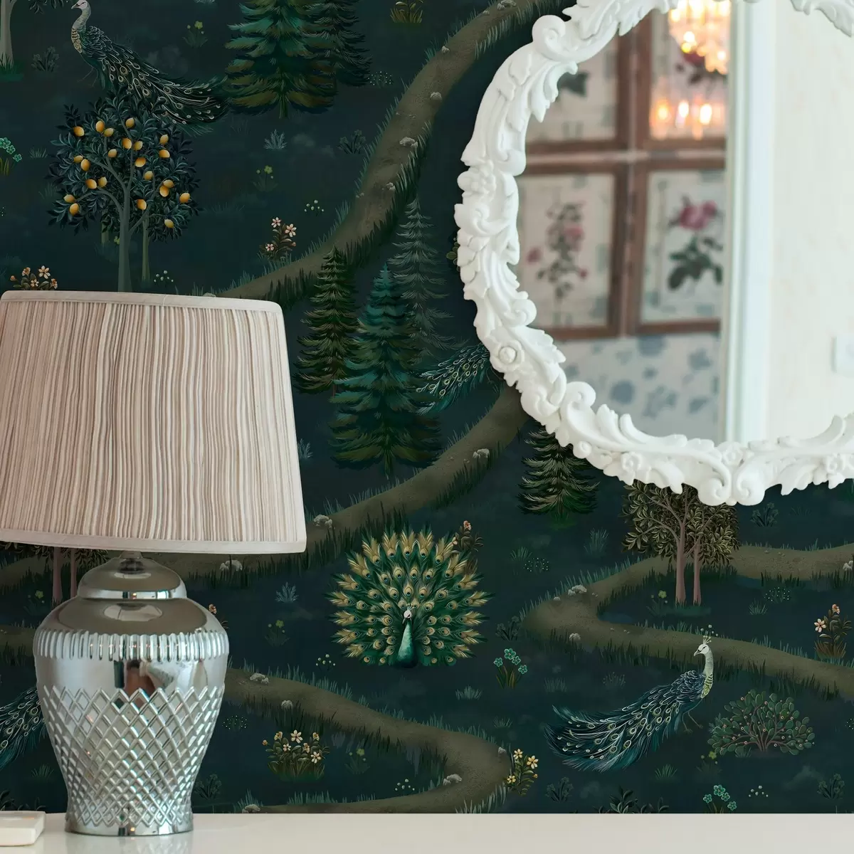 Bakgrund Slingrande stig med påfåglar och citronträd på mörk bakgrund a00041v1