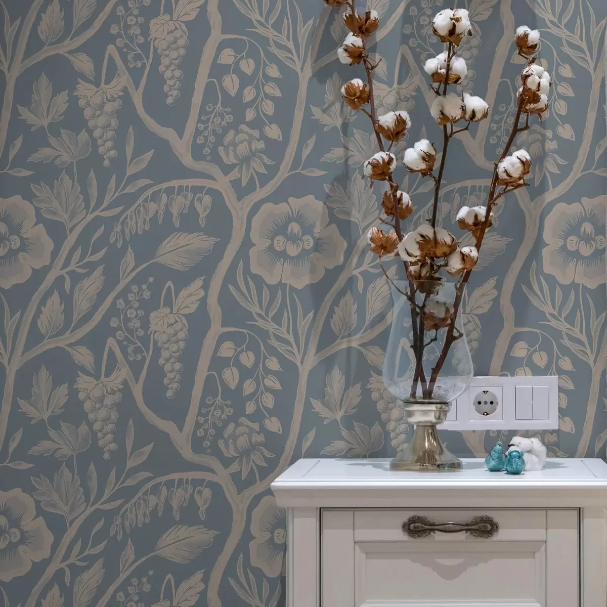 Bakgrund Vita blommor, stjälkar och vindruvor mot en blå bakgrund a00044