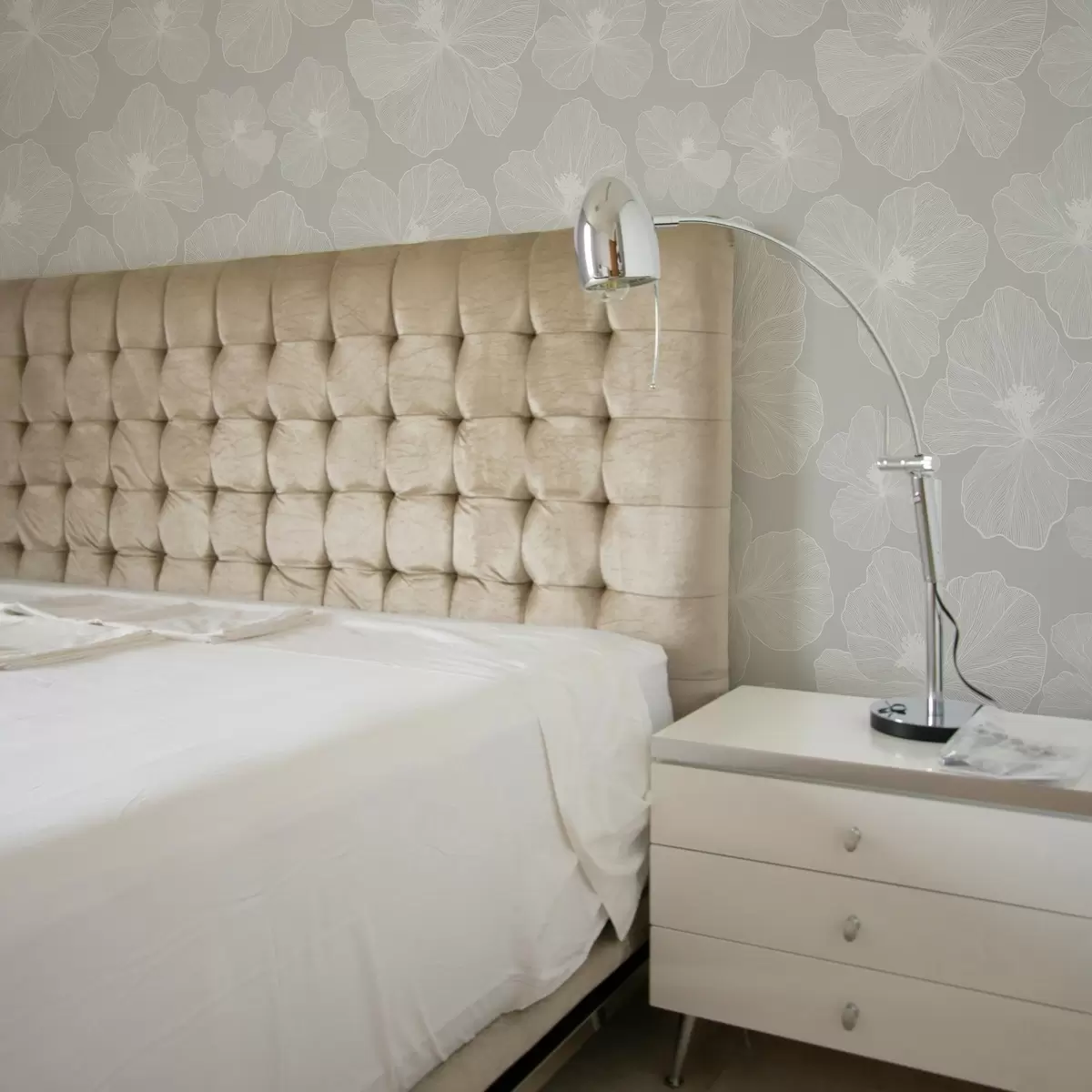 Bakgrund Stora blommor på grå bakgrund a00068