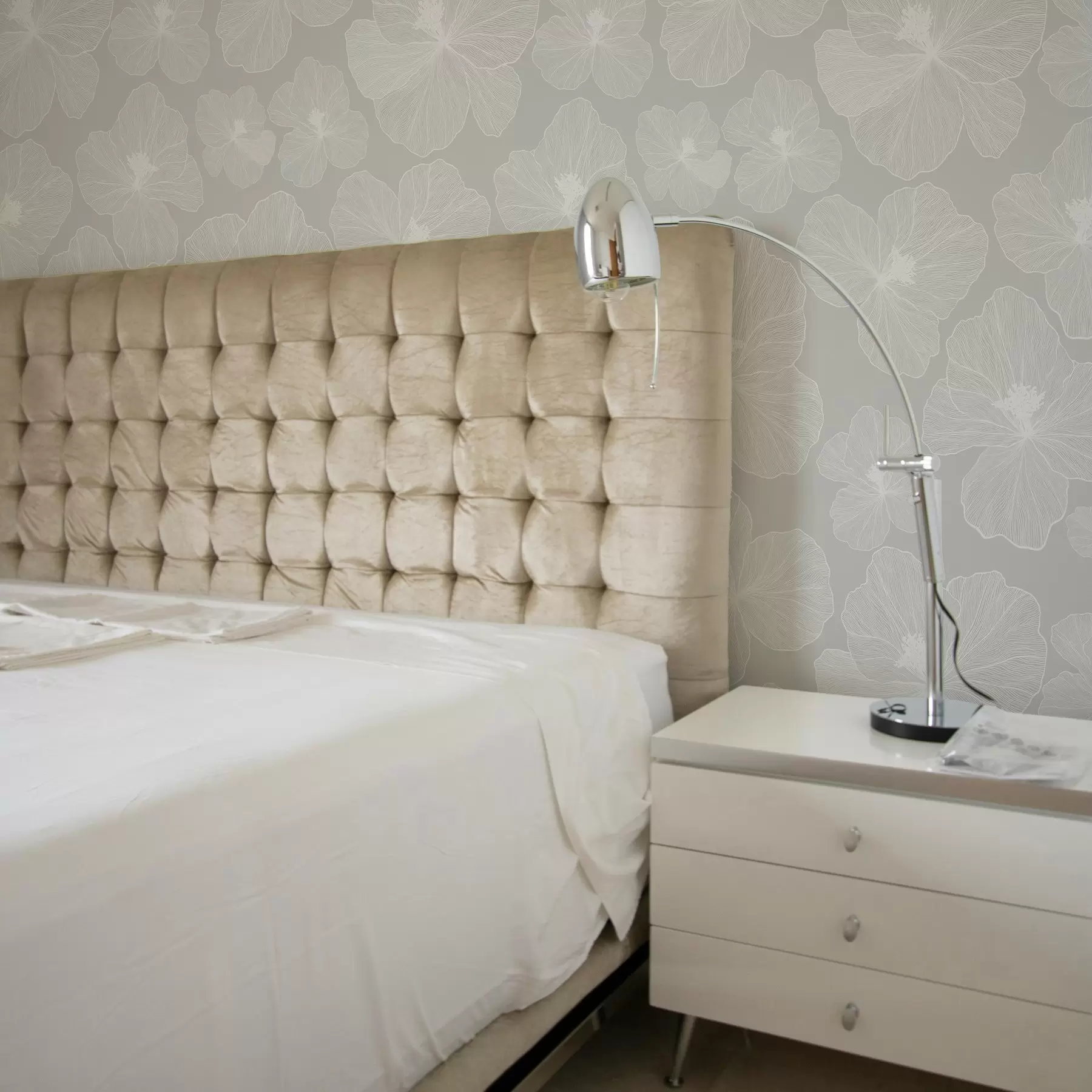 Fototapet Stora blommor på grå bakgrund a00068