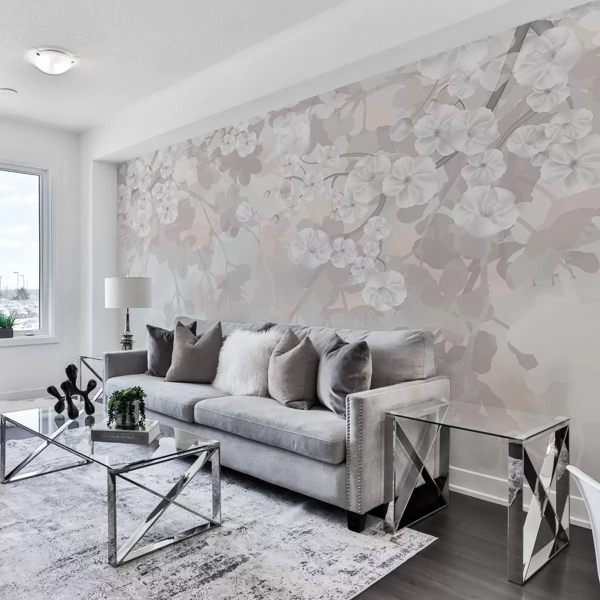 Fototapet Körsbärsblommans grenar med vita blommor och grå blad, på eleganta blomstersilhuetter i mjuka pastellfärger w08973v1