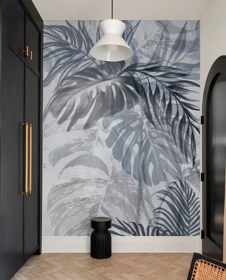 Fototapet Monstera och palmblad i nyanser av blått och grått, botaniskt, tropiskt bladverk, djungelväxter, texturerad bakgrund w09011v1