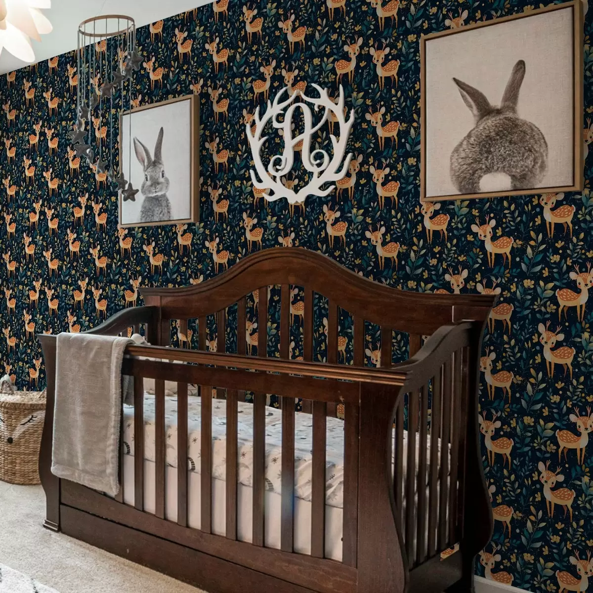 Bakgrund Fawn i en mörk skog med gula löv a00124