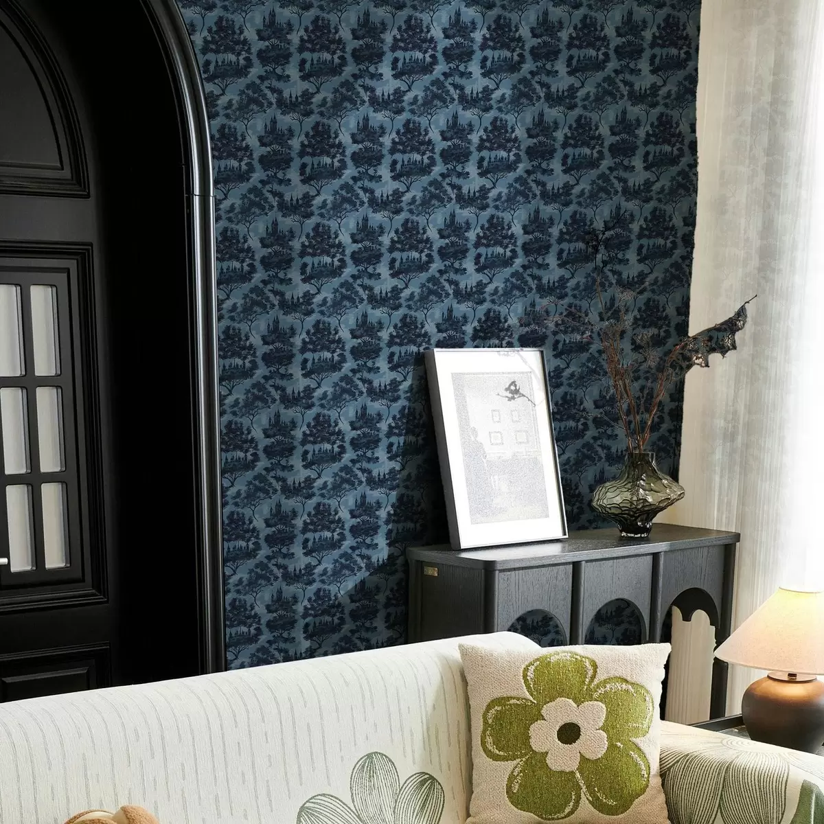 Bakgrund Gotiska slott bland träden i nattskogen a00130v1