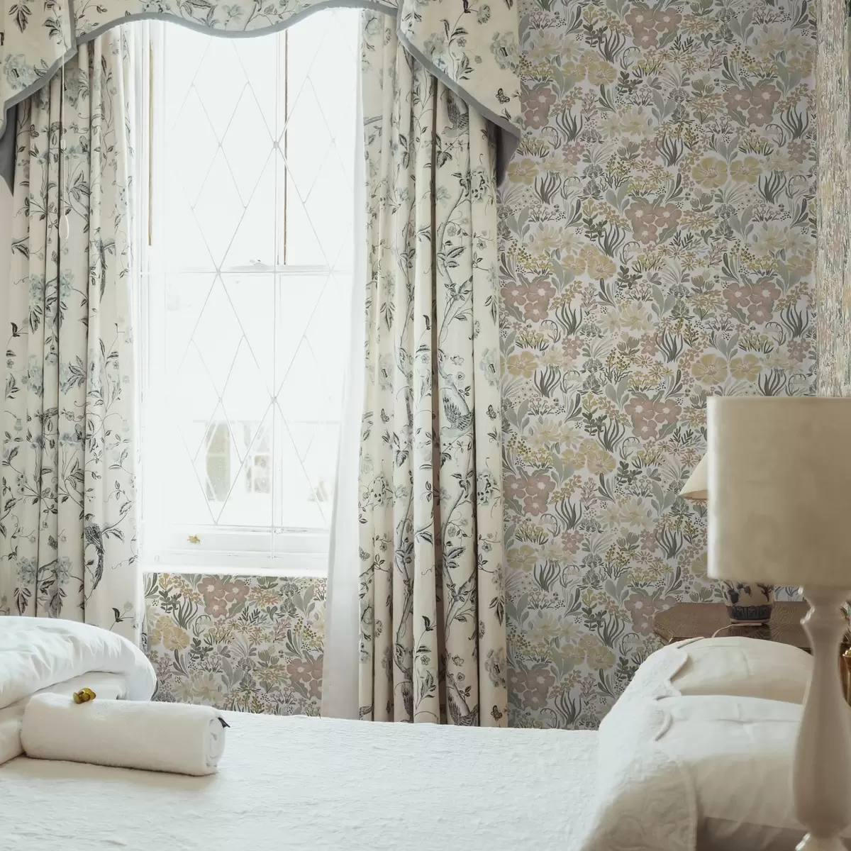 Bakgrund Akvarell med vildblommor på en krämfärgad bakgrund a00154