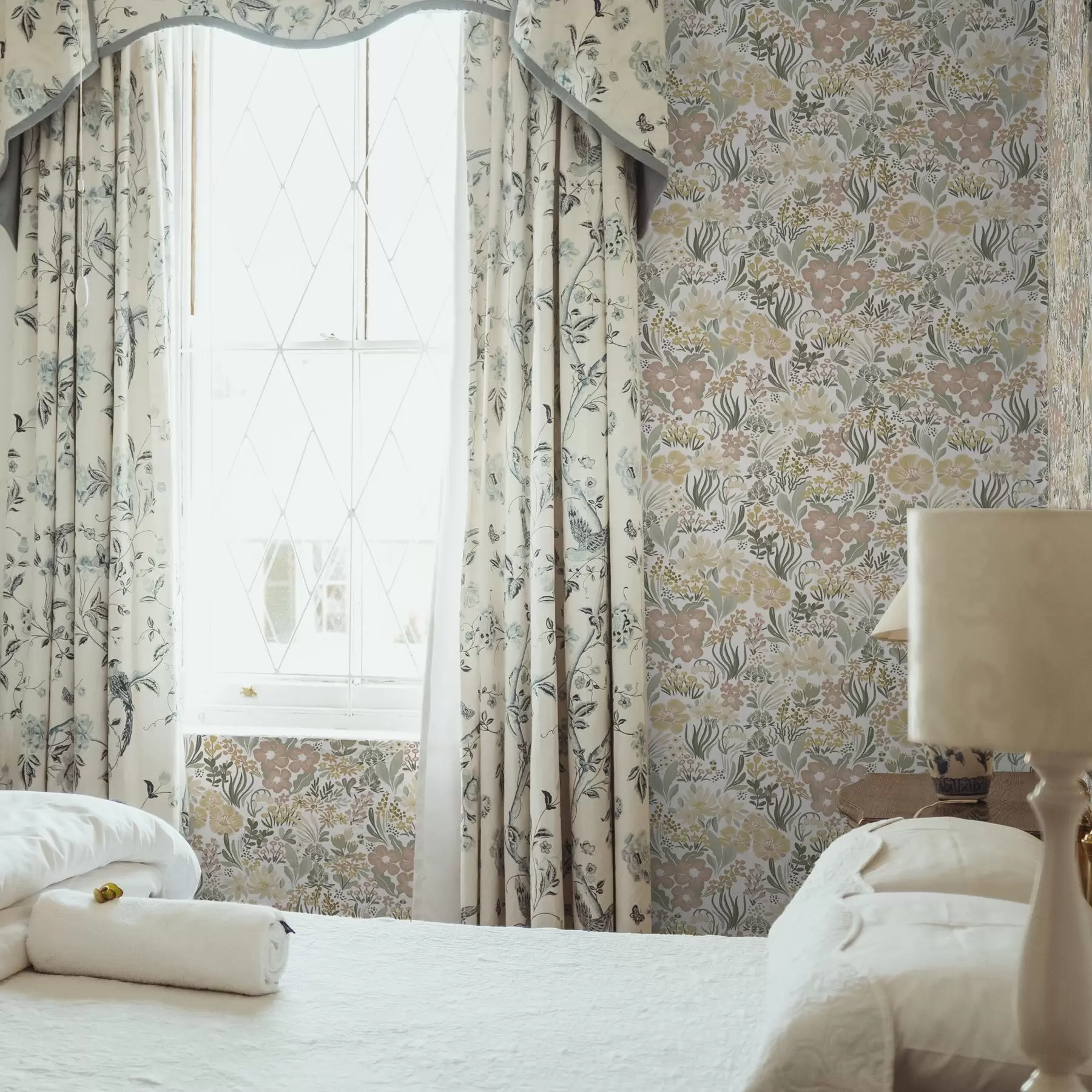 Fototapet Akvarell med vildblommor på en krämfärgad bakgrund a00154