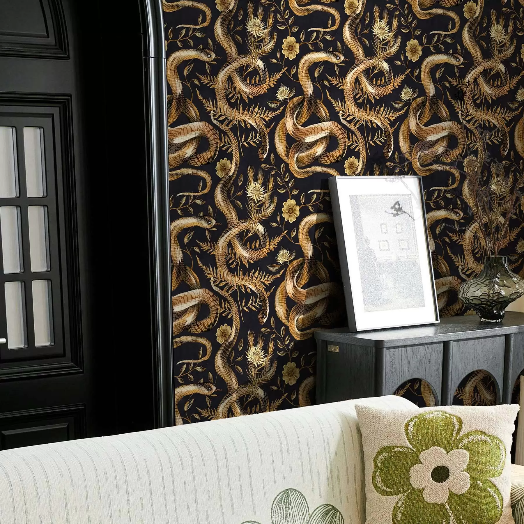 Fototapet Ormar och blommor på en mörk bakgrund a00158