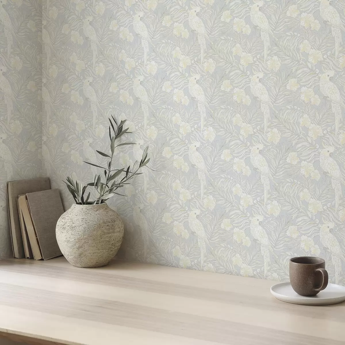 Bakgrund Ljust tropiskt tryck med kakaduor och blommor på en blå bakgrund a00203