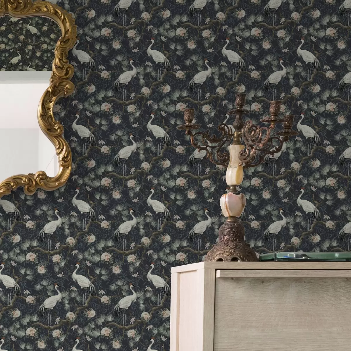 Bakgrund Tranor bland tallar och pioner på en mörk bakgrund a00241