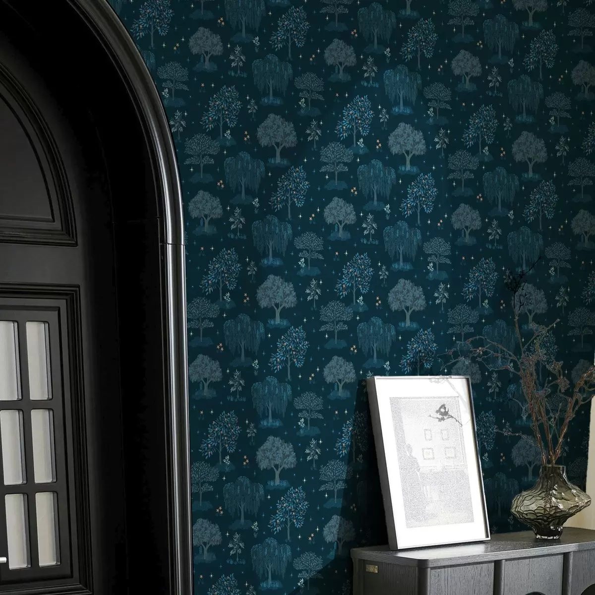 Bakgrund Sagolik nattskog med stjärnor och dekorativa träd a00248