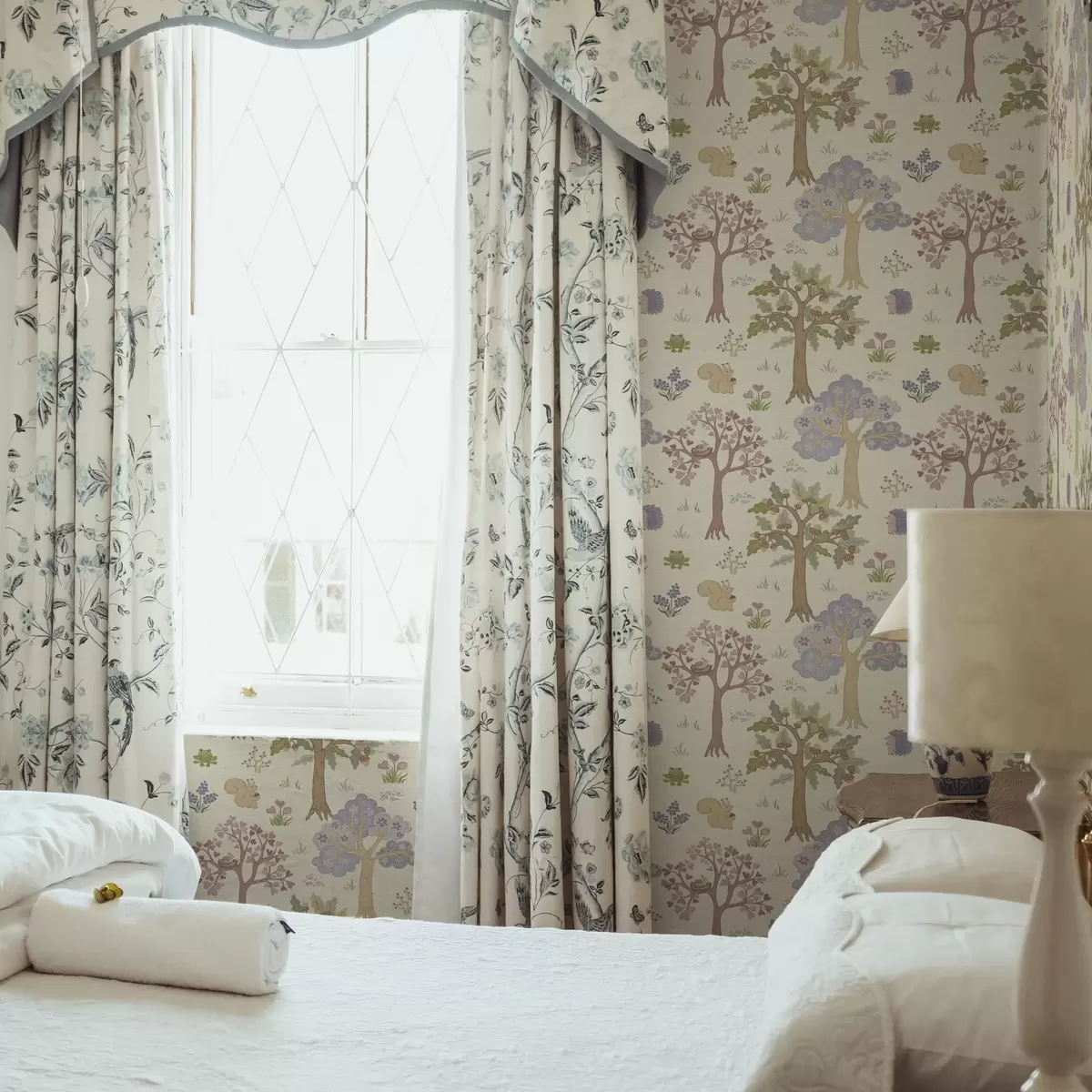 Bakgrund Älvskog med djur i barnslig stil a00264