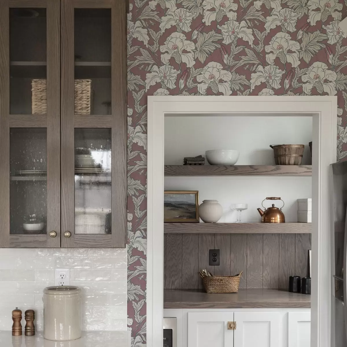 Bakgrund Vit hibiskus på rosa bakgrund med röda knoppar a00272