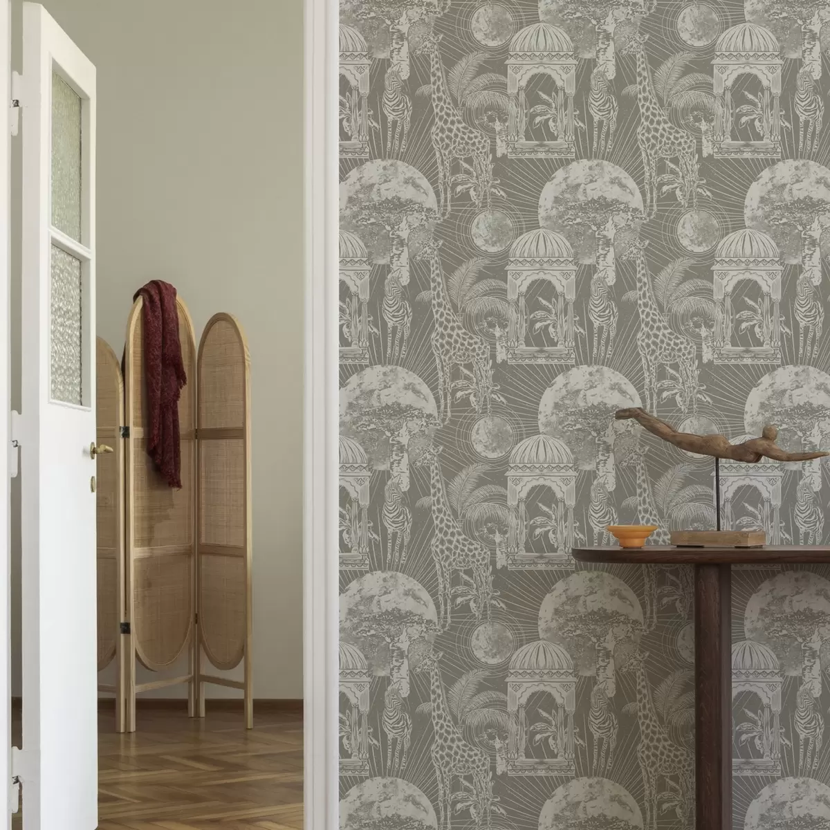 Bakgrund Giraff och zebra mot bakgrund av arkitektur och tropiska träd a00276