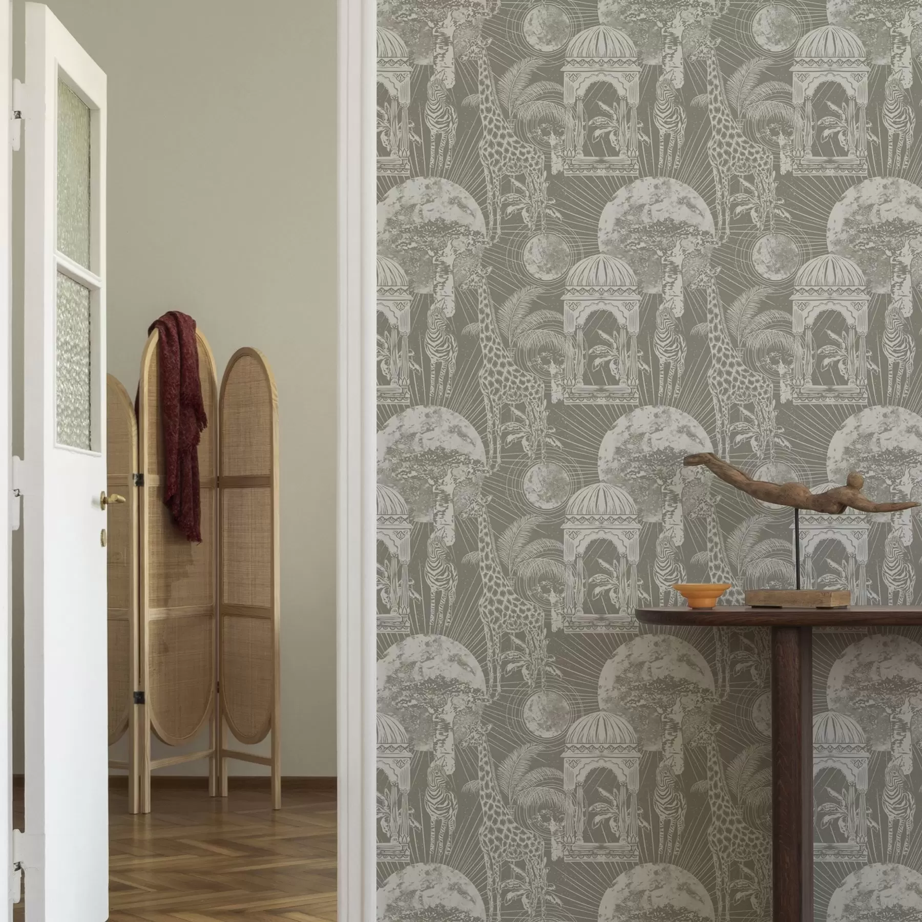 Fototapet Giraff och zebra mot bakgrund av arkitektur och tropiska träd a00276