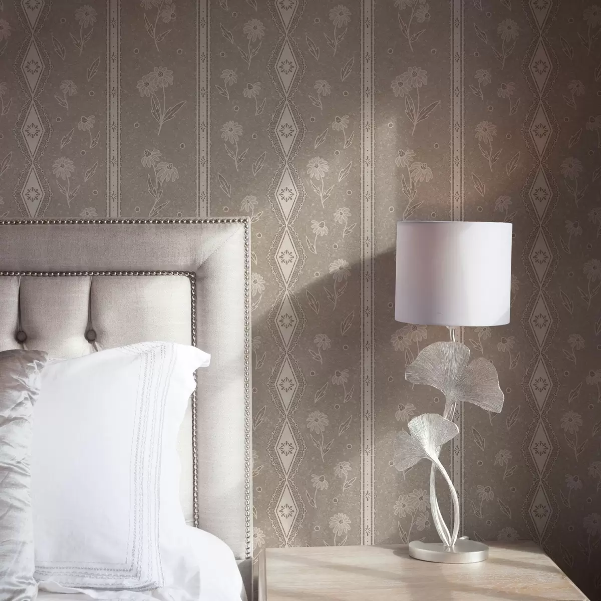 Bakgrund Ränder med prästkragar och spetsar på en grå-beige bakgrund a00295