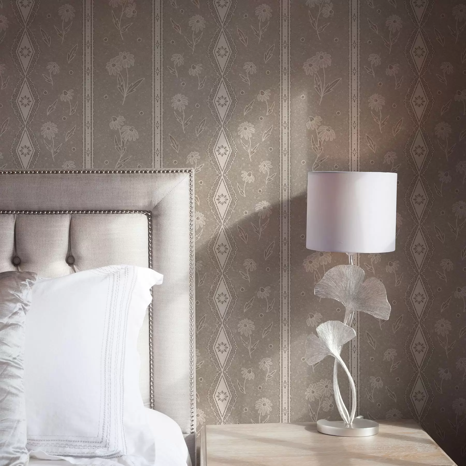 Fototapet Ränder med prästkragar och spetsar på en grå-beige bakgrund a00295