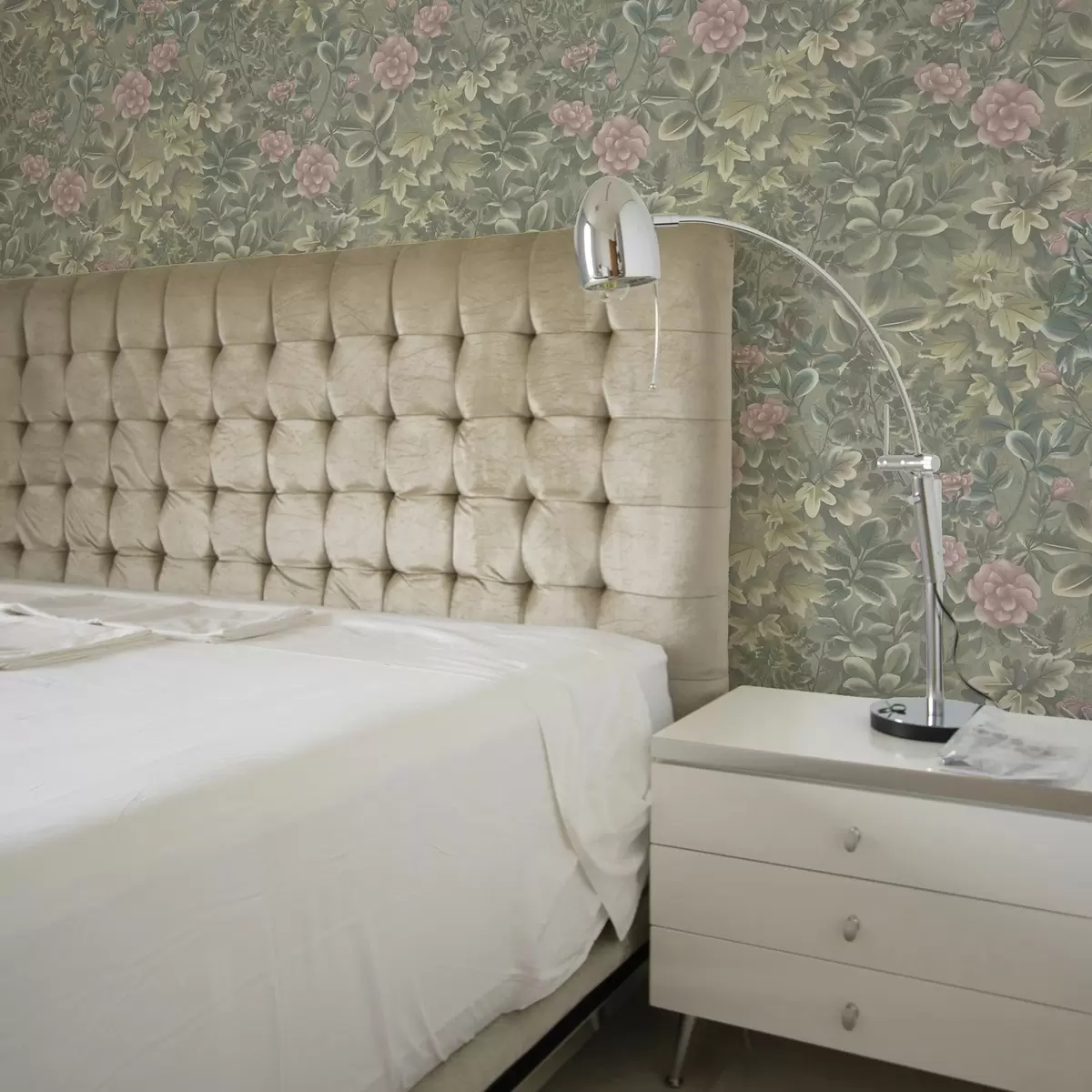 Bakgrund Rosa blommor och blad på en pastellgrön bakgrund a00306