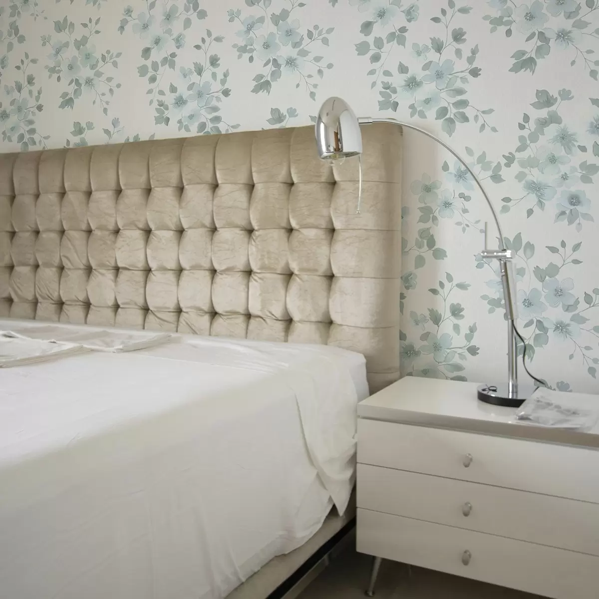 Bakgrund Ljusblå blommor på en vit bakgrund, akvarellstil a00364