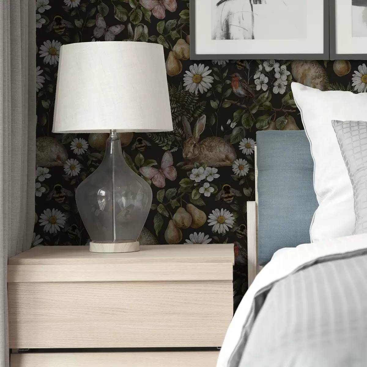 Bakgrund Realistiska kaniner, päron, blommor och insekter på en mörk bakgrund a00401