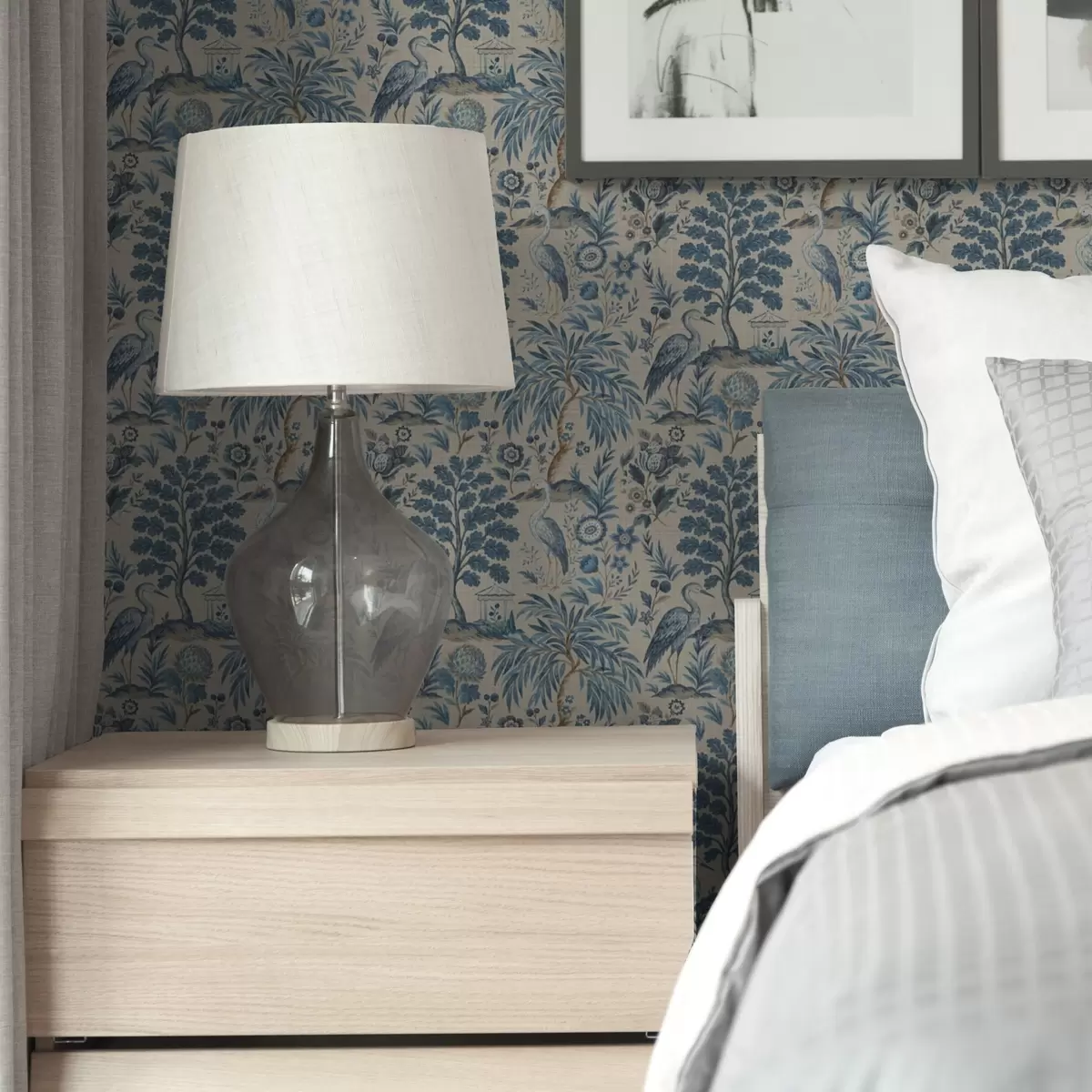 Bakgrund Toile de Jouy-stil med blå fåglar och tropiska träd a00382