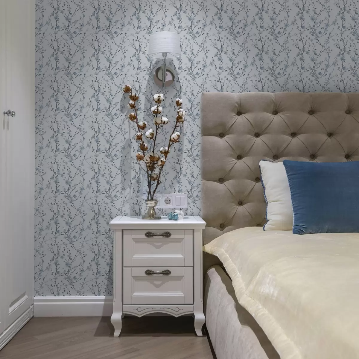 Bakgrund Blå körsbärsblommor på en vit bakgrund med mjuk kontrast a00399