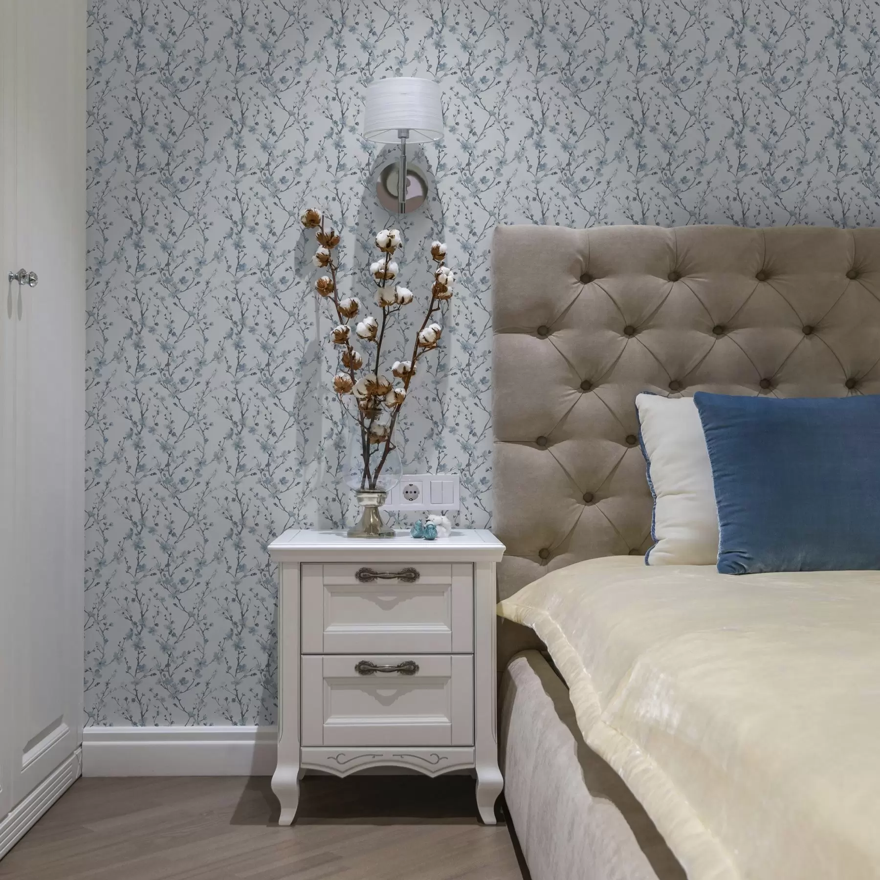 Fototapet Blå körsbärsblommor på en vit bakgrund med mjuk kontrast a00399