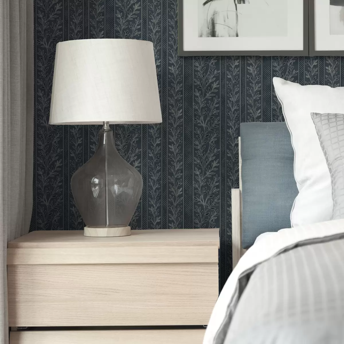 Bakgrund Randigt mönster med kvistar på en blå bakgrund a00425