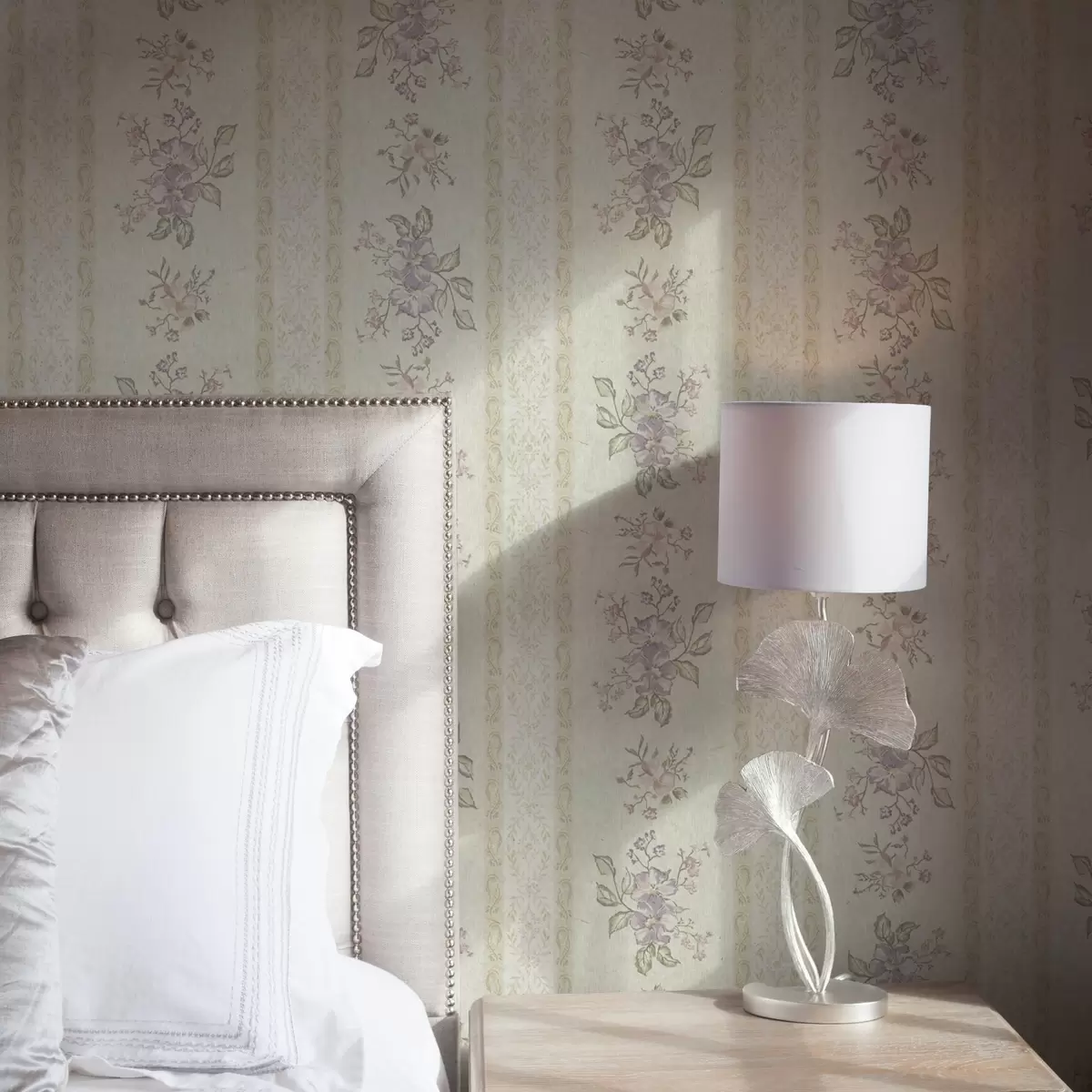 Bakgrund Vintageblommor på en randig bakgrund med prydnad a00440