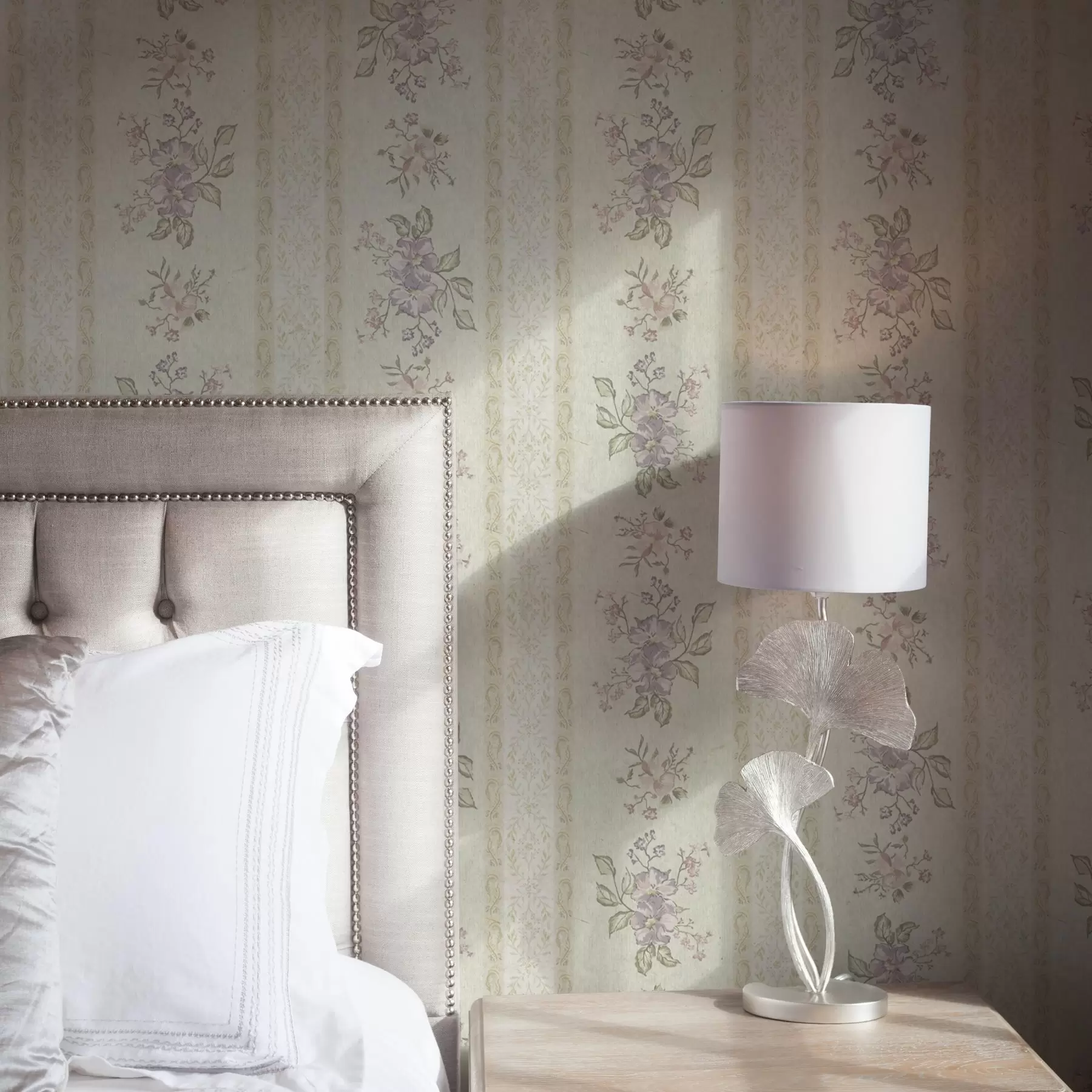 Fototapet Vintageblommor på en randig bakgrund med prydnad a00440