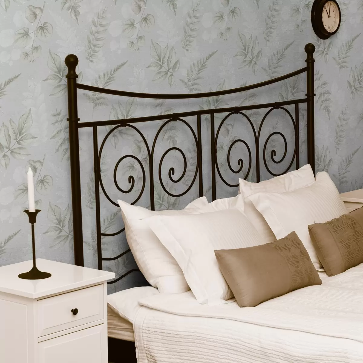 Bakgrund Lätta akvarellblad med stänkeffekt på en grå bakgrund a00446