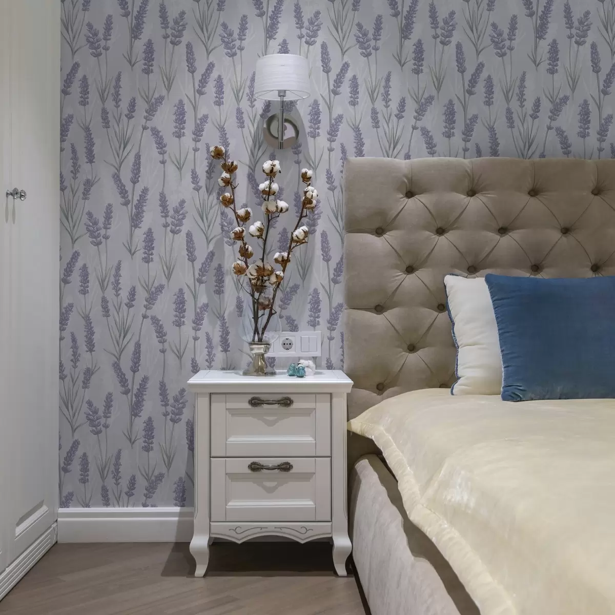 Bakgrund Lavendelkvistar i en blek lila akvarellpalett a00447