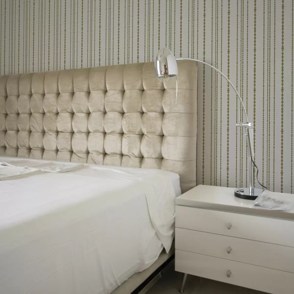 Bakgrund Minimalistiskt mönster i form av gula droppar i en vertikal rand a00448