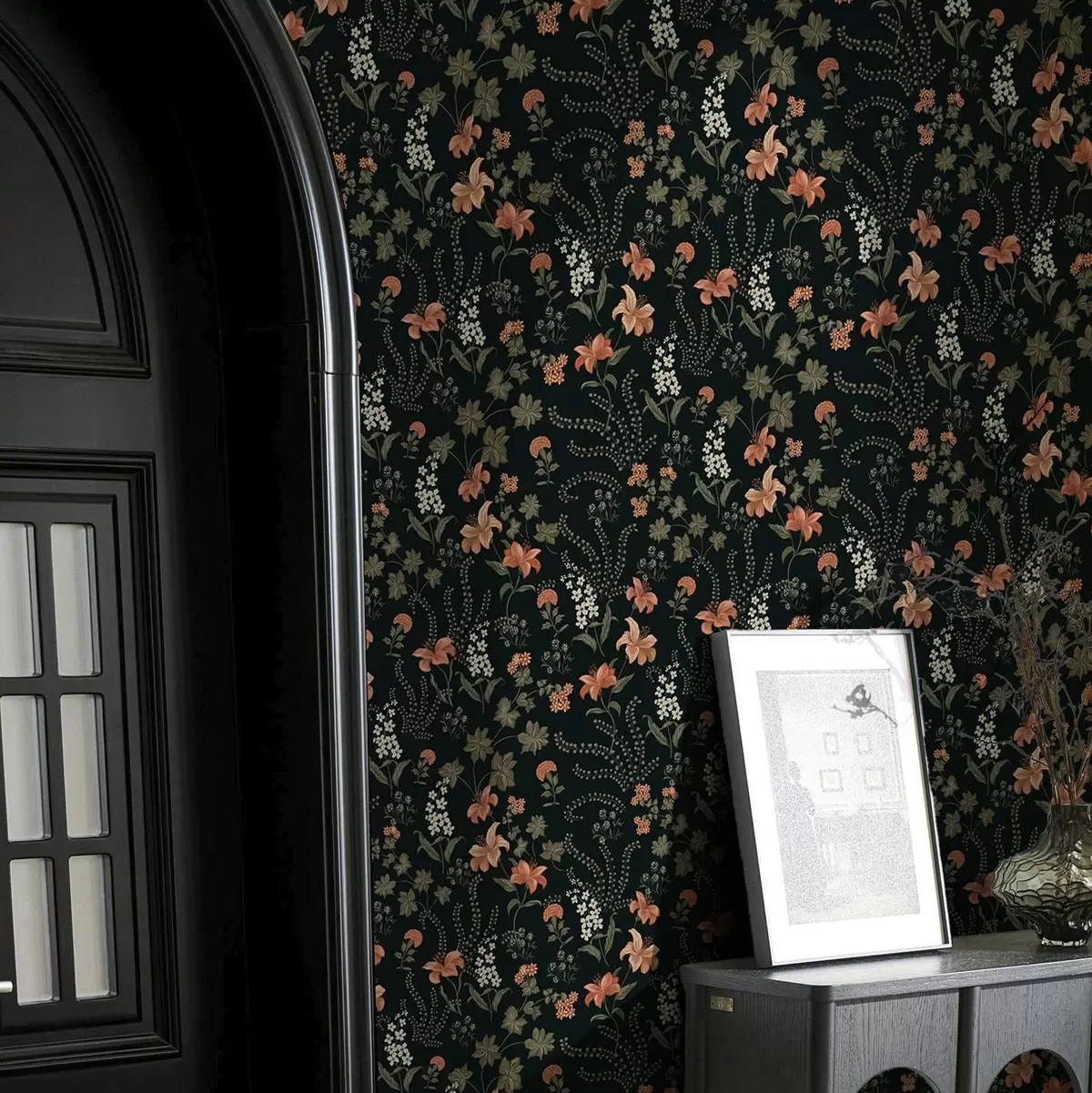 Bakgrund Orange liljor och små blommor på en svart bakgrund a00463