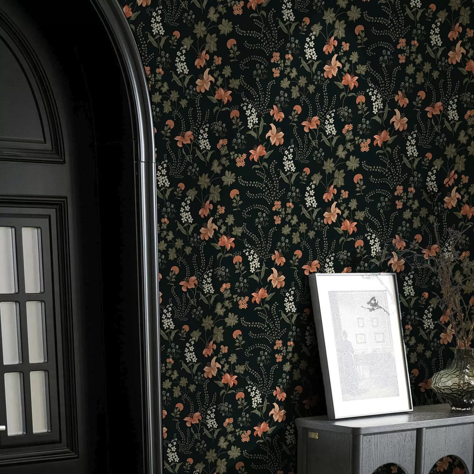 Fototapet Orange liljor och små blommor på en svart bakgrund a00463