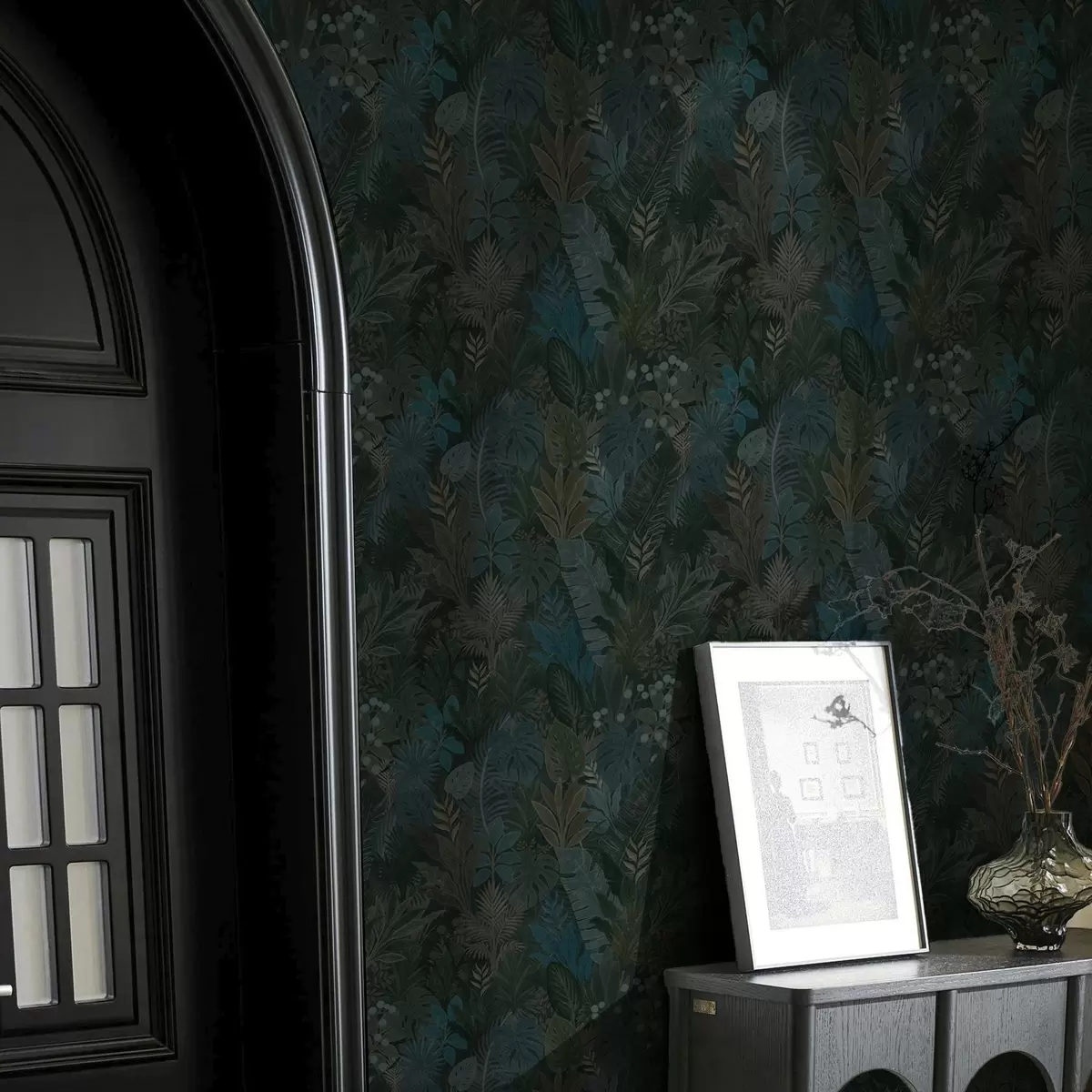 Bakgrund Mörkgrönt tropiskt bladverk med blå accenter a00327