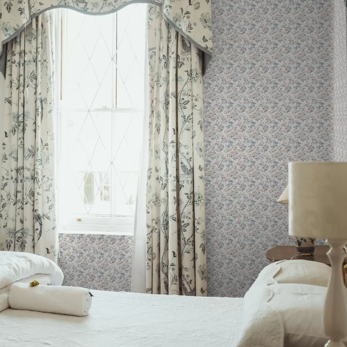 Bakgrund Liten blommig prydnad i blå och korallfärgade toner a00347