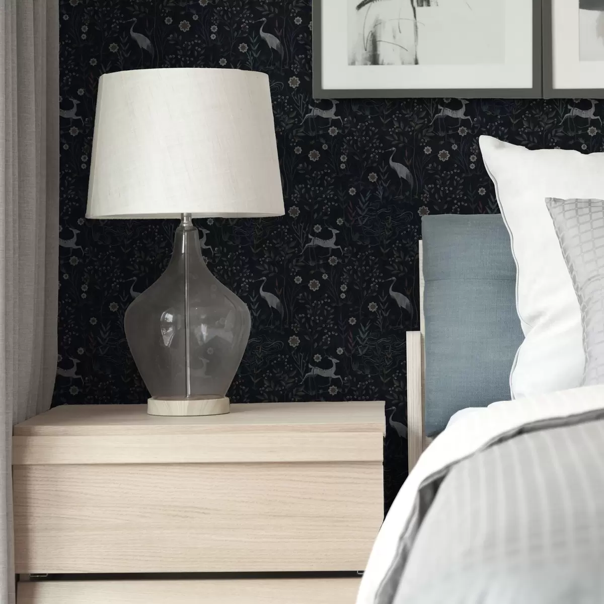 Bakgrund Mörk bakgrund med vita fåglar och hjortar a00363